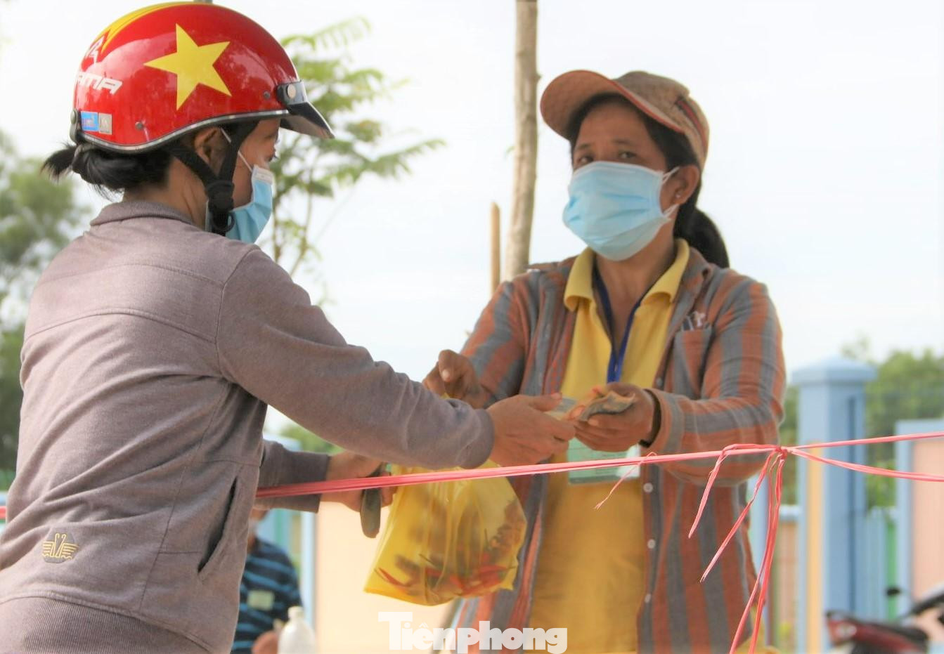 Tất cả các tiểu thương đều phải có thẻ và được kiểm tra sức khỏe thường xuyên Tất cả các tiểu thương đều phải có thẻ và được kiểm tra sức khỏe thường xuyên