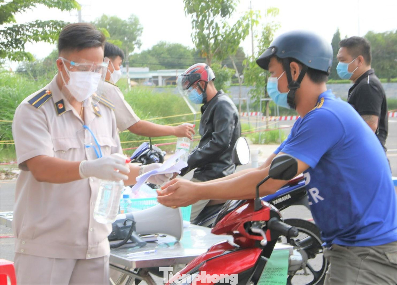 Lực lượng chức năng kiểm tra người đến mua hàng ở chợ trời Lực lượng chức năng kiểm tra người đến mua hàng ở chợ trời