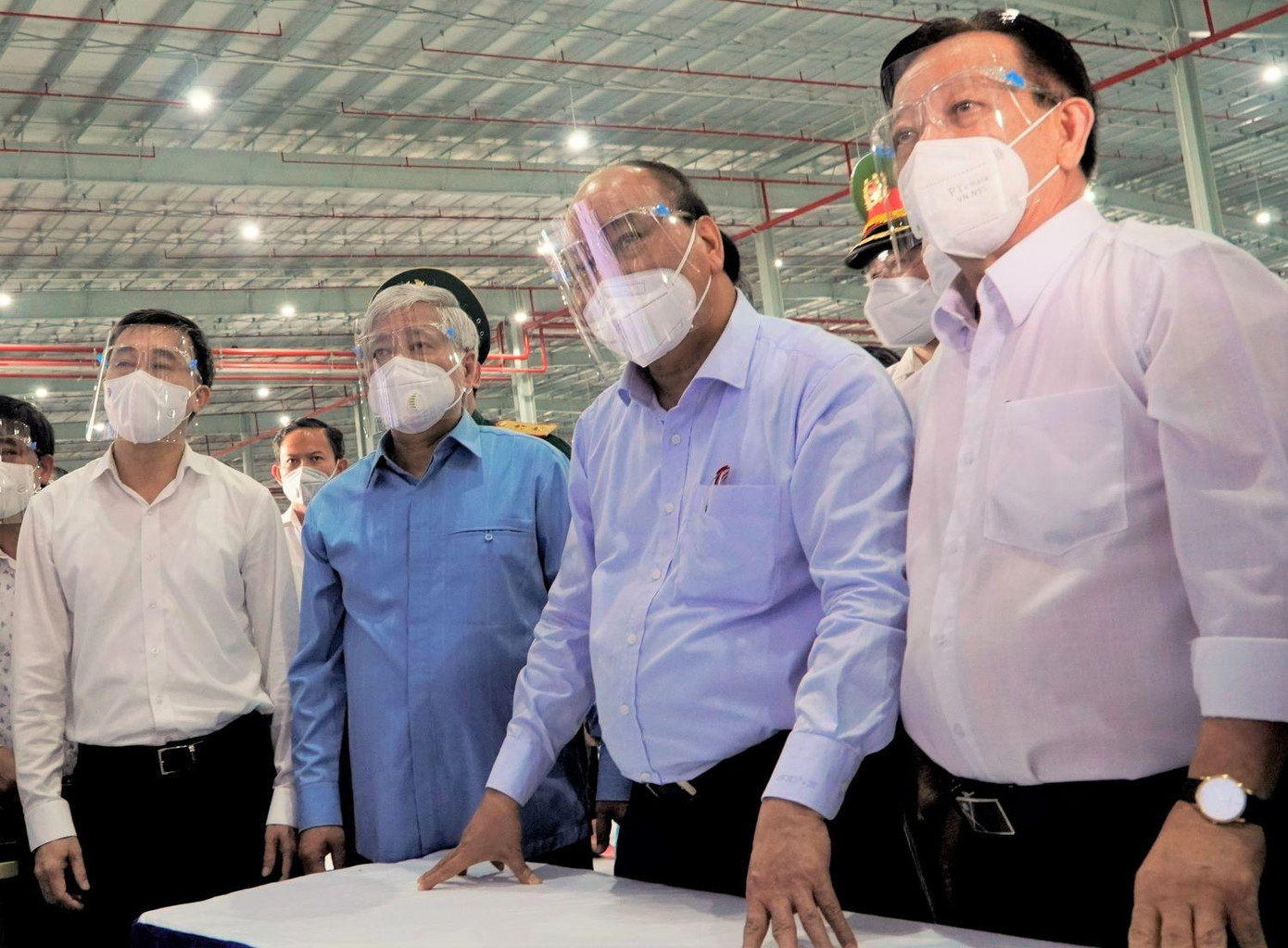 Chủ tịch nước Nguyễn Xuân Phúc kiểm tra khu điều trị COVID-19 ở Bình Dương