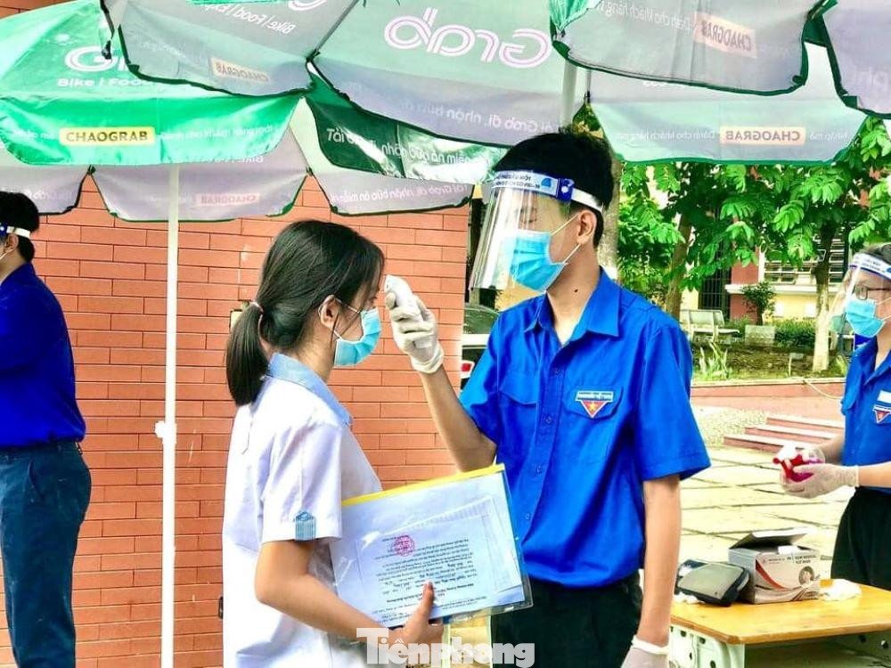 Sáng 7/7, các thí sinh ở Bình Dương đến dự thi