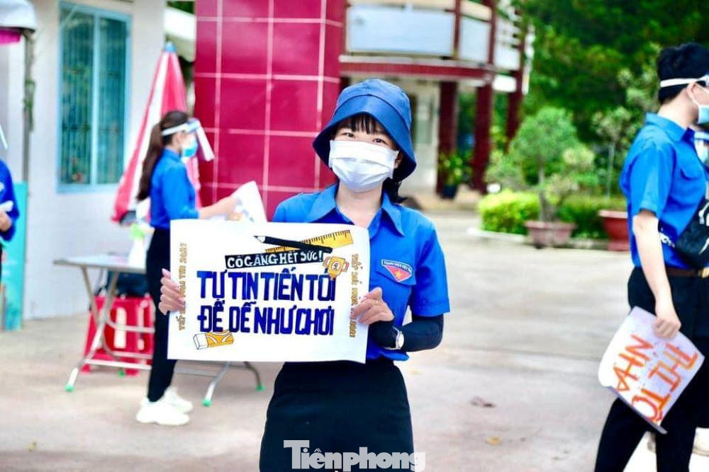 Tình nguyện viên đến các điểm thi động viên thí sinh