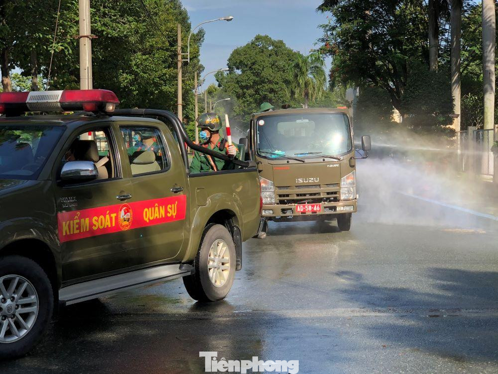 Ngay sau khi lễ phát động kết thúc, đoàn xe chuyên dụng tiến hành phun khử khuẩn tại các đường phố trên toàn địa bàn. Được biết, Bộ Chỉ huy Quân sự tỉnh Bình Dương phối hợp với Quân đoàn 4 tổ chức 13 lần phun khử khuẩn tại các khu vực trọng điểm với tổng diện tích trên 600 ha.