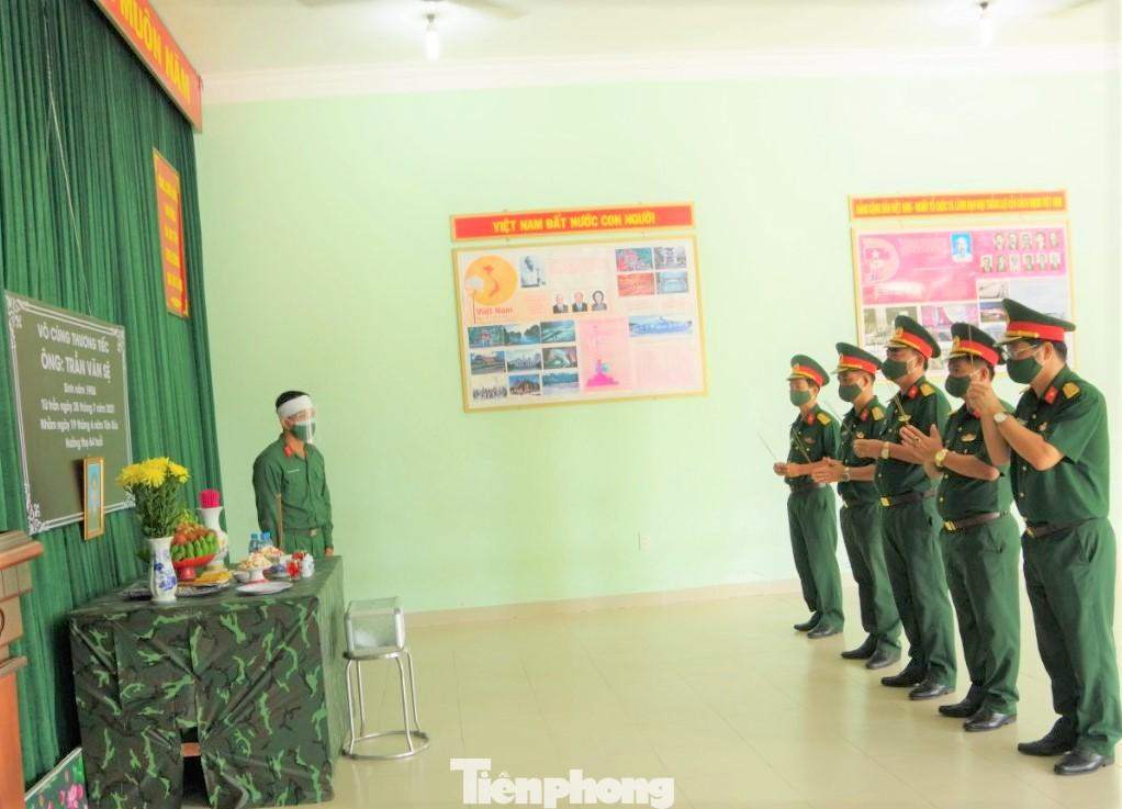 Lực lượng chức năng bố trí bàn thờ để thắp nén hương cho người thân cán bộ, chiến sĩ vừa mất