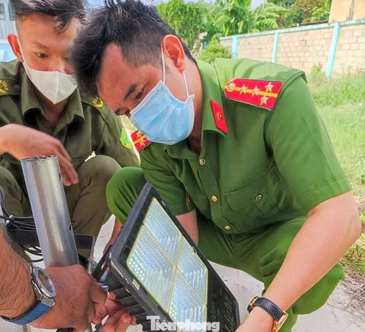 Cán bộ công an toát mồ hôi hỗ trợ người dân