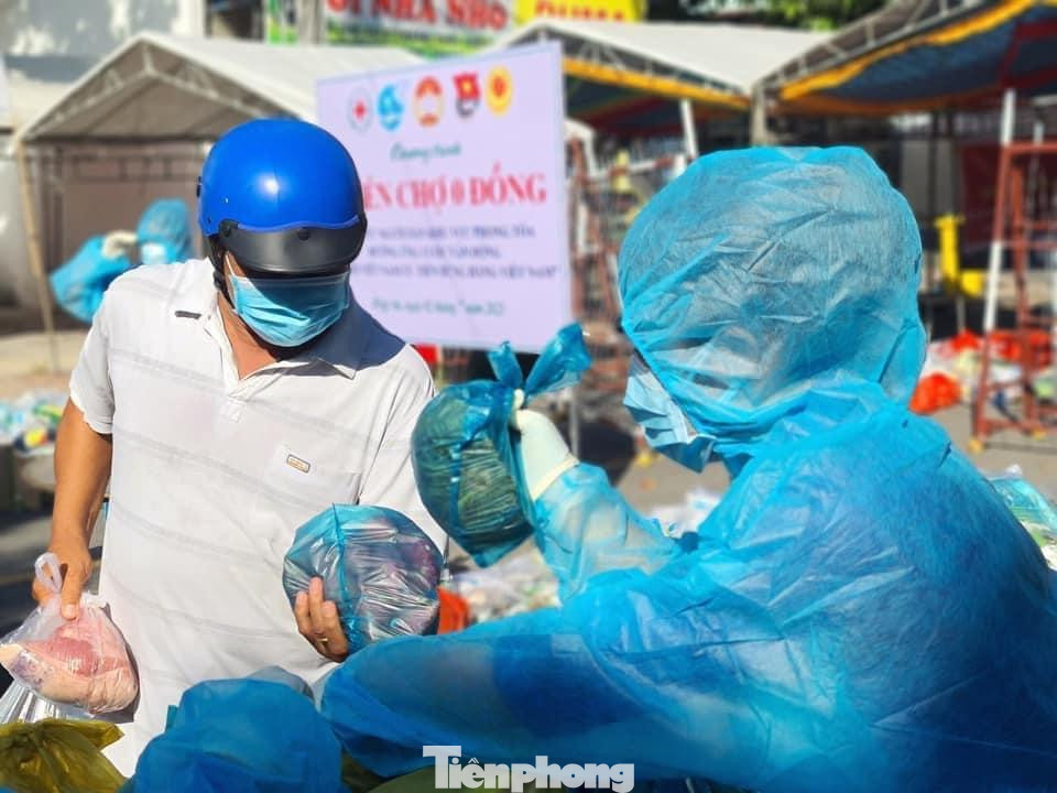 Sau khi chuẩn bị các phần thực phẩm, họ mang đến trao tận tay mỗi người dân