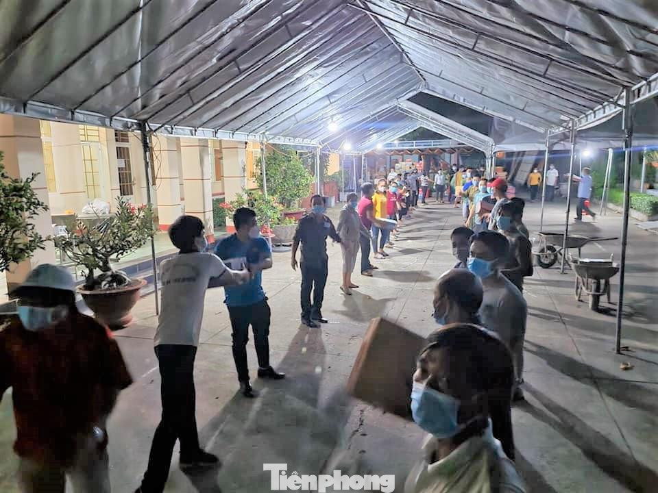 Suốt nhiều ngày liền, cán bộ tại các đơn vị trên địa bàn tỉnh Bình Dương thức đêm vận chuyển hàng cứu trợ người dân khu vực phong tỏa