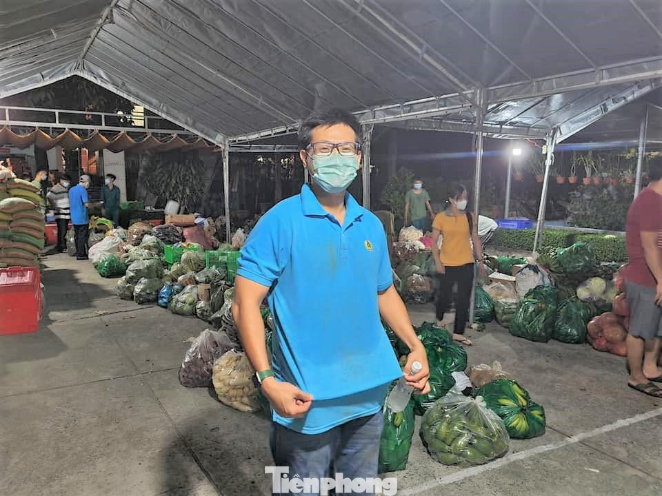 Cán bộ người ướt đẫm mồ hôi chuẩn bị thực phẩm hỗ trợ người dân