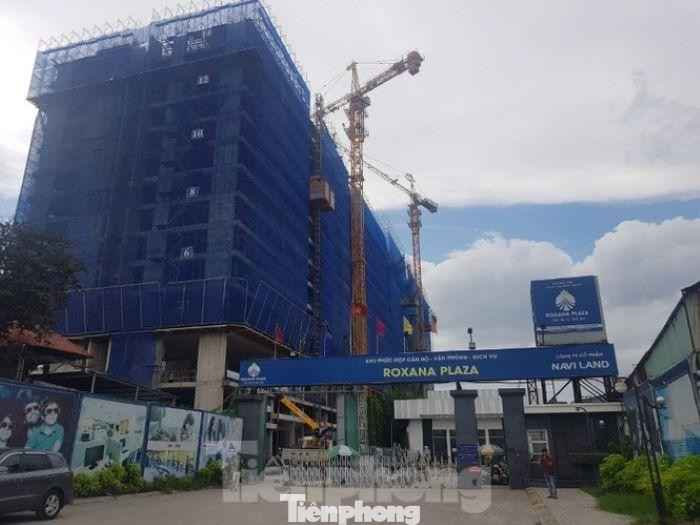 Cổng chính dự án nằm bên mặt tiền đường Quốc lộ 13