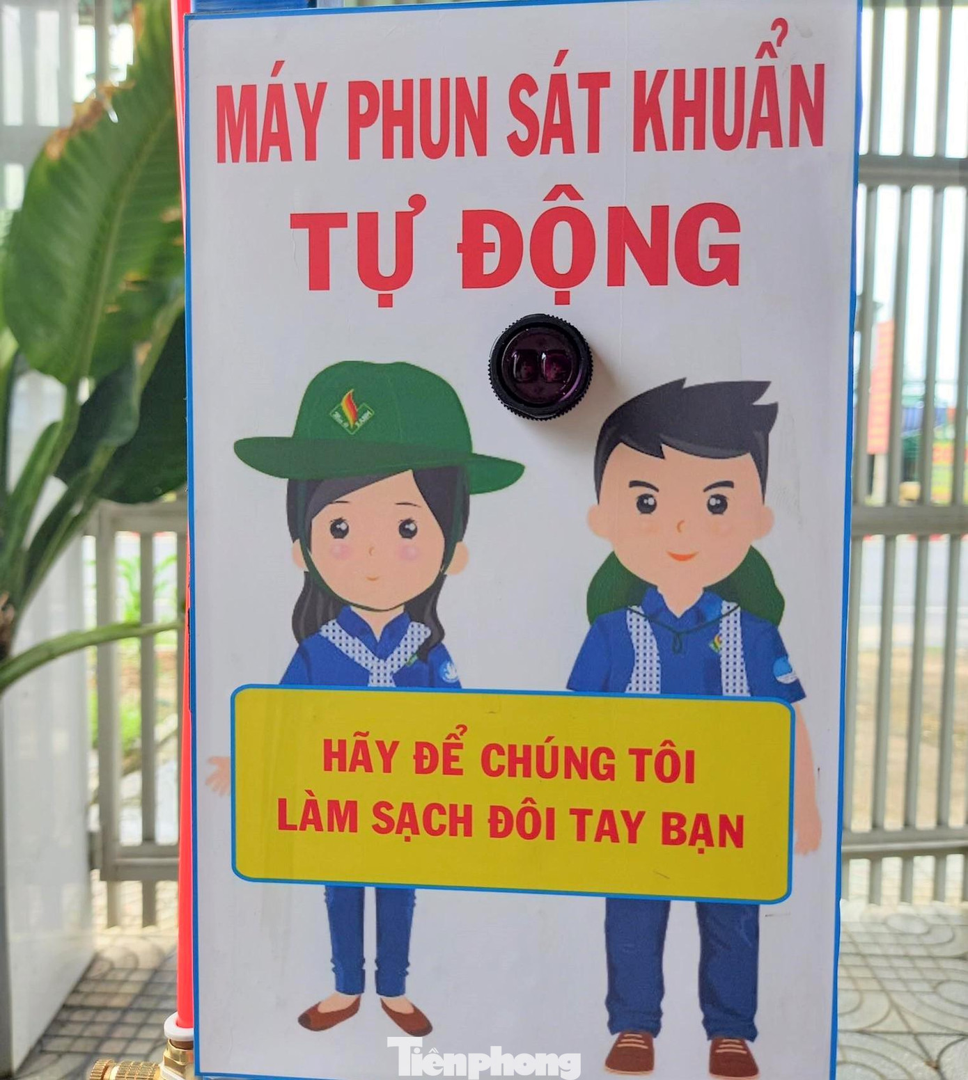Mắt tự động chỉ cần vẫy tay là phun dung dịch Mắt tự động chỉ cần vẫy tay là phun dung dịch