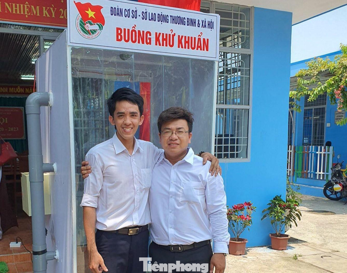 Anh Tâm (bìa trái) đứng bên một buồng khử khuẩn do anh sáng chế nhưng để thử nghiệm, không áp dụng vào thực tiễn Anh Tâm (bìa trái) đứng bên một buồng khử khuẩn do anh sáng chế nhưng để thử nghiệm, không áp dụng vào thực tiễn