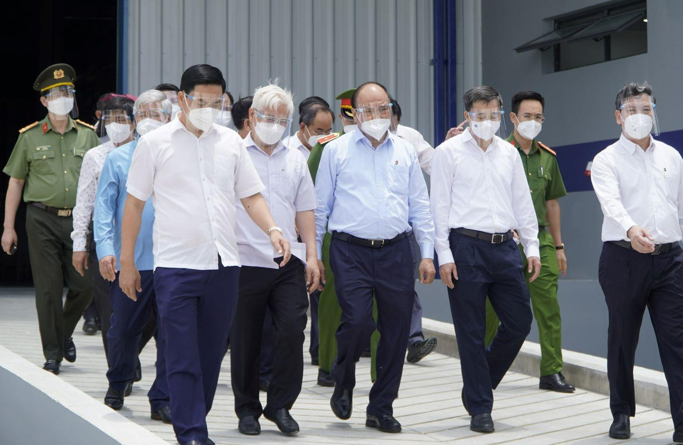 Chủ tịch nước Nguyễn Xuân Phúc và đoàn công tác đến kiểm tra khu điều trị bệnh nhân COVID-19 ở Bình Dương