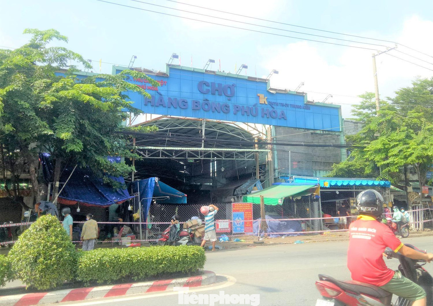 Chợ đầu mối Hàng Bông ở Bình Dương bị phong tỏa Chợ đầu mối Hàng Bông ở Bình Dương bị phong tỏa