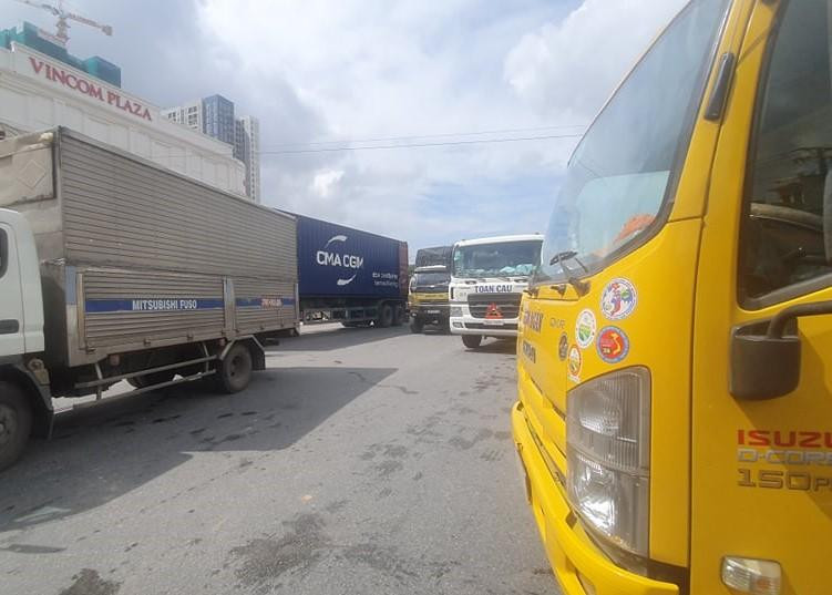 Tại các giao lộ đường ùn tắc cục bộ