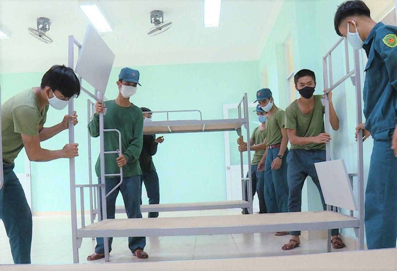 Lực lượng chức năng chuẩn bị giường bệnh tại bệnh viện dã chiến vừa thành lập Lực lượng chức năng chuẩn bị giường bệnh tại bệnh viện dã chiến vừa thành lập