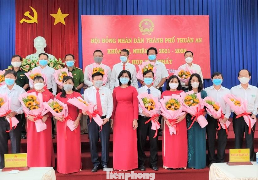 Ông Nguyễn Thanh Tâm (thứ 4 từ trái sang) được bầu giữ chức Chủ tịch UBND TP Thuận An