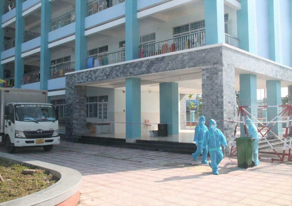 Lực lượng thu gom rác tại khu vực phong tỏa, cách ly được tập huấn và trang bị bảo hộ Lực lượng thu gom rác tại khu vực phong tỏa, cách ly được tập huấn và trang bị bảo hộ