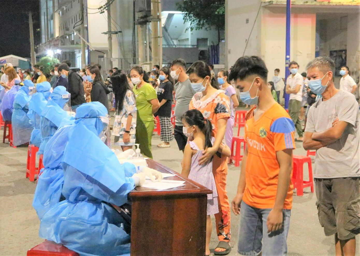 Bình Dương xét nghiệm toàn dân, thực hiện chiến dịch tiêm chủng vắc xin cho người dân trên toàn tỉnh Bình Dương xét nghiệm toàn dân, thực hiện chiến dịch tiêm chủng vắc xin cho người dân trên toàn tỉnh