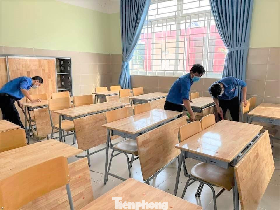 Tình nguyện viên dọn vệ sinh, phun khử trùng phòng thi trước và sau buổi thi