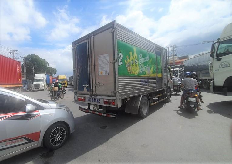 Do ùn tắc kéo dài khiến nhiều phương tiện phải tìm đường khác đi