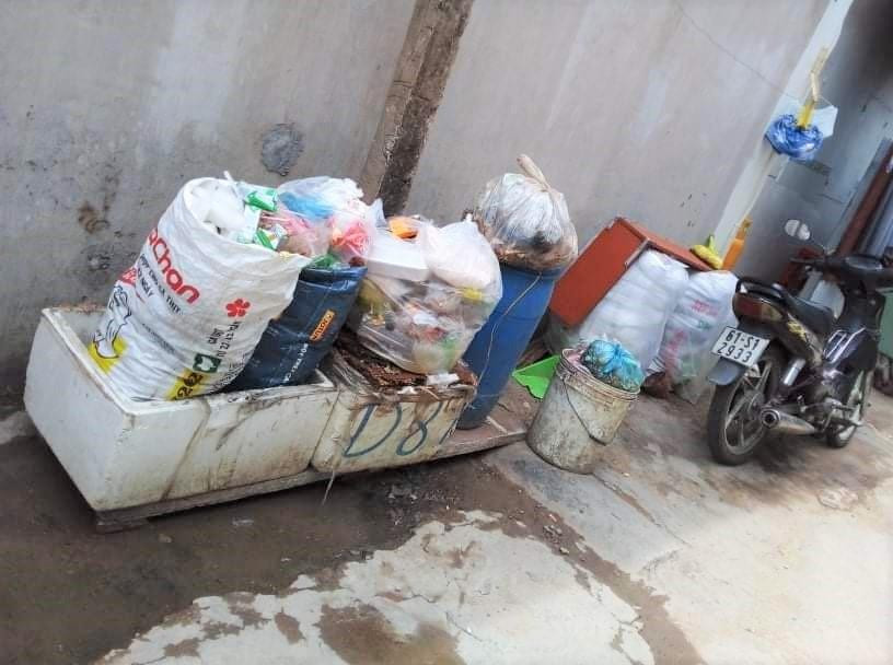 Rác thải ùn ứ, chảy nước ra đường trong khu vực phong tỏa Rác thải ùn ứ, chảy nước ra đường trong khu vực phong tỏa