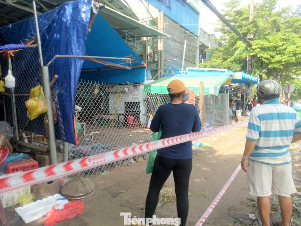 Lực lượng chức năng giăng dây bao quanh chợ Hàng Bông Lực lượng chức năng giăng dây bao quanh chợ Hàng Bông