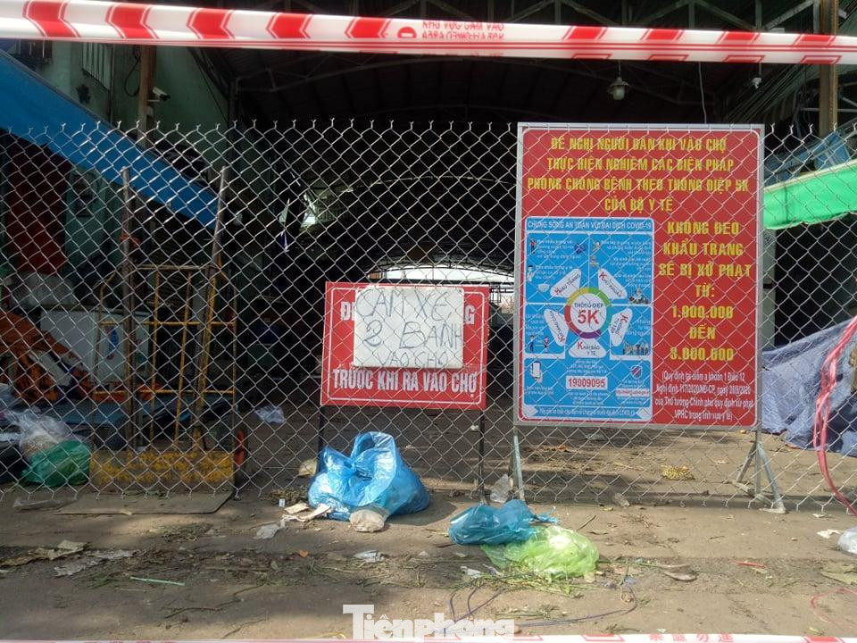 Lối vào chợ bị phong tỏa Lối vào chợ bị phong tỏa