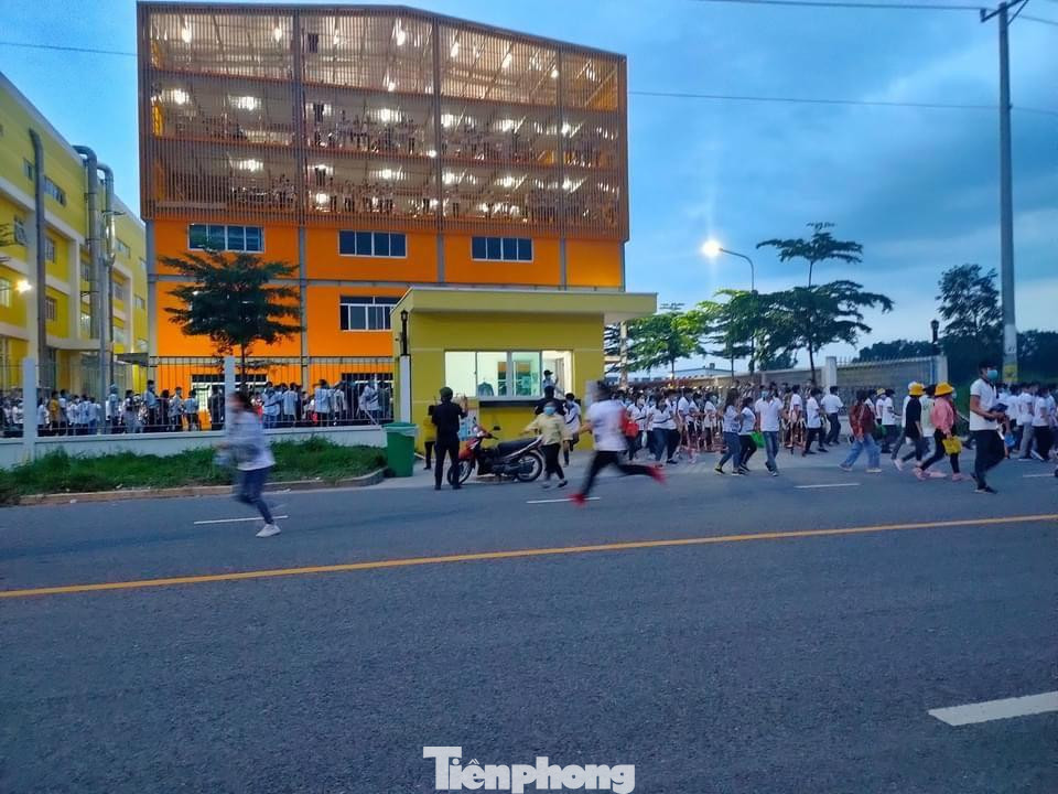 Công nhân bỏ chạy khỏi công ty nhưng được vận động quay trở lại ngay sau đó Công nhân bỏ chạy khỏi công ty nhưng được vận động quay trở lại ngay sau đó