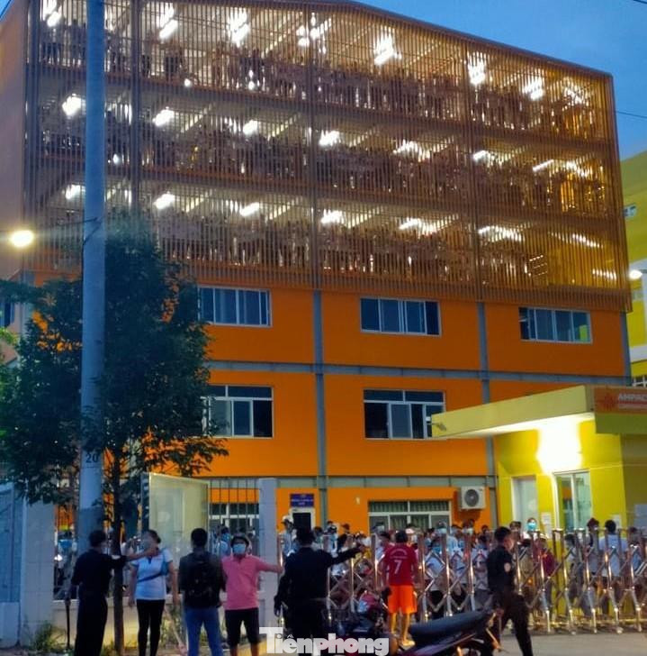 Lực lượng chức năng đã vận động công nhân quay trở lại