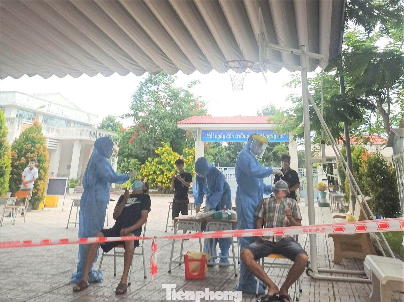 Những người cách ly, điều trị COVID-19 thường xuyên được xét nghiệm, kiểm tra sức khỏe Những người cách ly, điều trị COVID-19 thường xuyên được xét nghiệm, kiểm tra sức khỏe