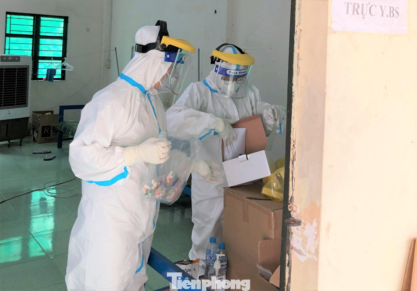 Thuốc được chia sẵn từng gói nhỏ để phát cho các bệnh nhân Thuốc được chia sẵn từng gói nhỏ để phát cho các bệnh nhân