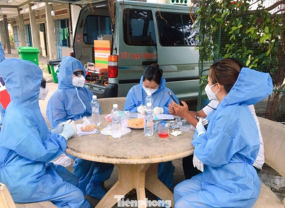 Y, bác sĩ và tình nguyên viên trong khu cách ly, điều trị bệnh nhân COVID-19 với áp lực công việc rất lớn Y, bác sĩ và tình nguyên viên trong khu cách ly, điều trị bệnh nhân COVID-19 với áp lực công việc rất lớn