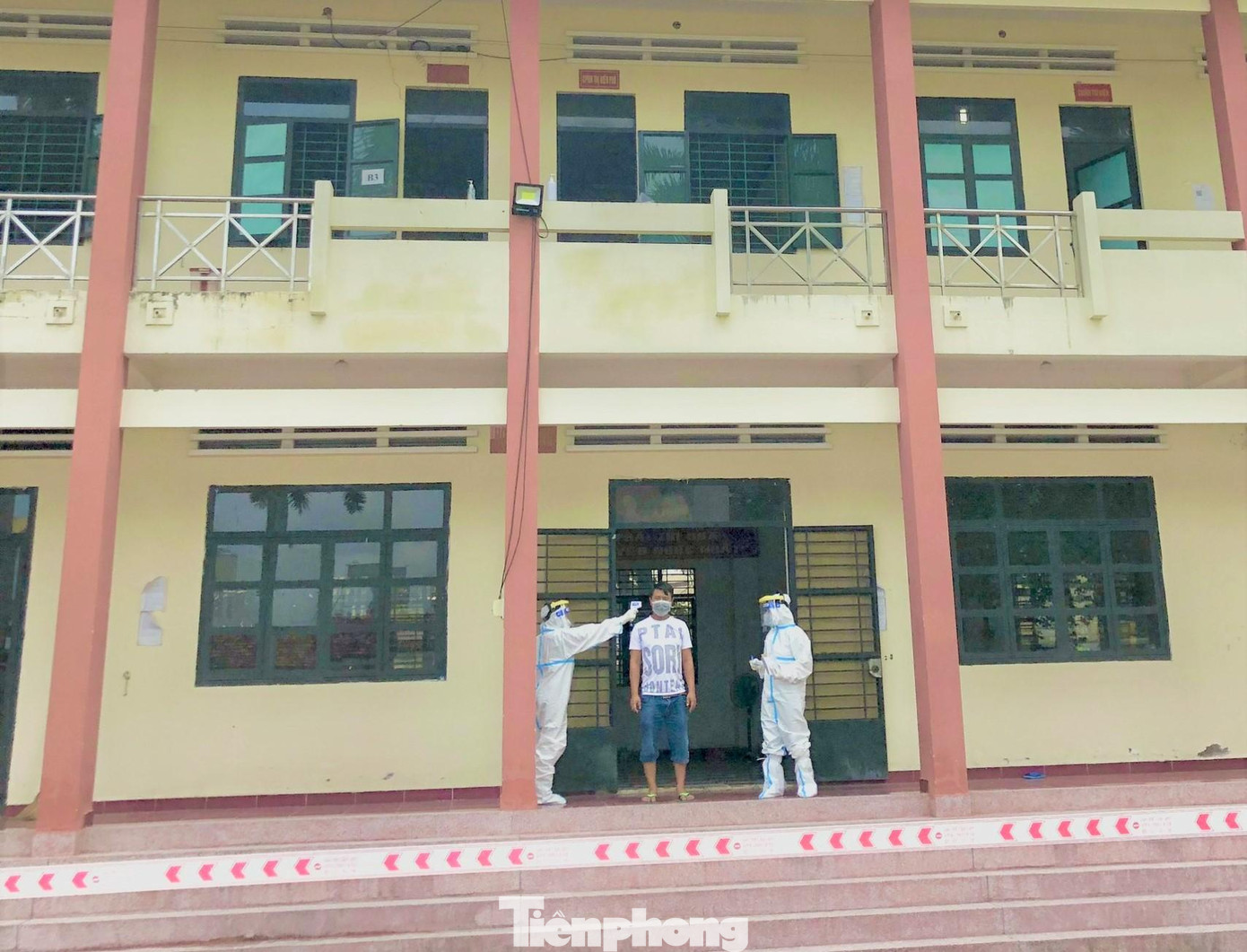 Hàng ngày, nhân viên y tế đến từng phòng bệnh nhân để kiểm tra sức khỏe Hàng ngày, nhân viên y tế đến từng phòng bệnh nhân để kiểm tra sức khỏe