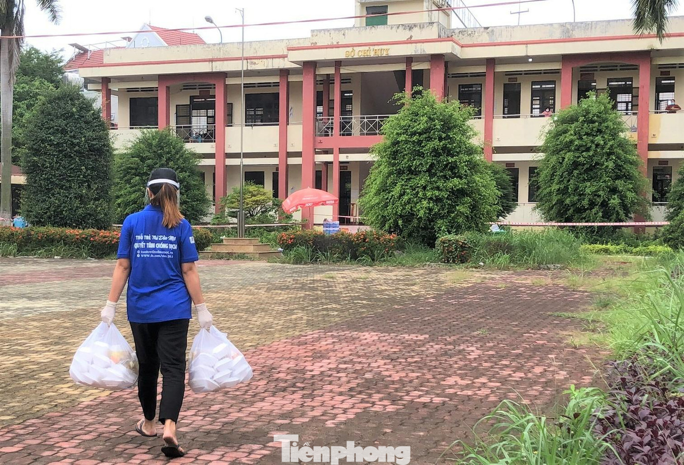 Tình nguyên viên phục vụ cơm hàng ngày cho người cách ly, điều trị COVID-19 Tình nguyên viên phục vụ cơm hàng ngày cho người cách ly, điều trị COVID-19