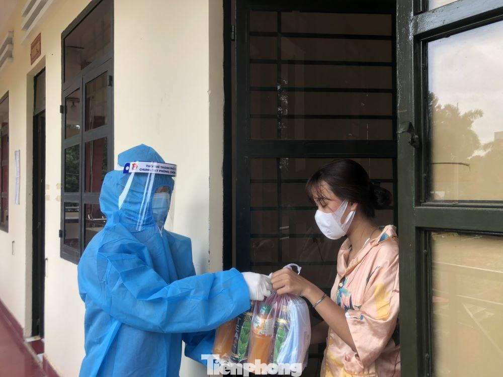 Tình nguyện viên mang đồ của người nhà cho người đang cách ly Tình nguyện viên mang đồ của người nhà cho người đang cách ly