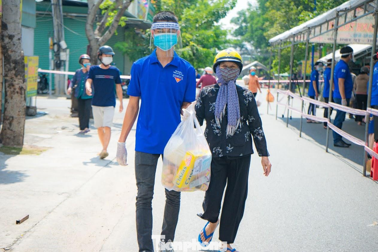 Các điểm bán hàng được bố trí tình nguyện viên hỗ trợ người dân Các điểm bán hàng được bố trí tình nguyện viên hỗ trợ người dân