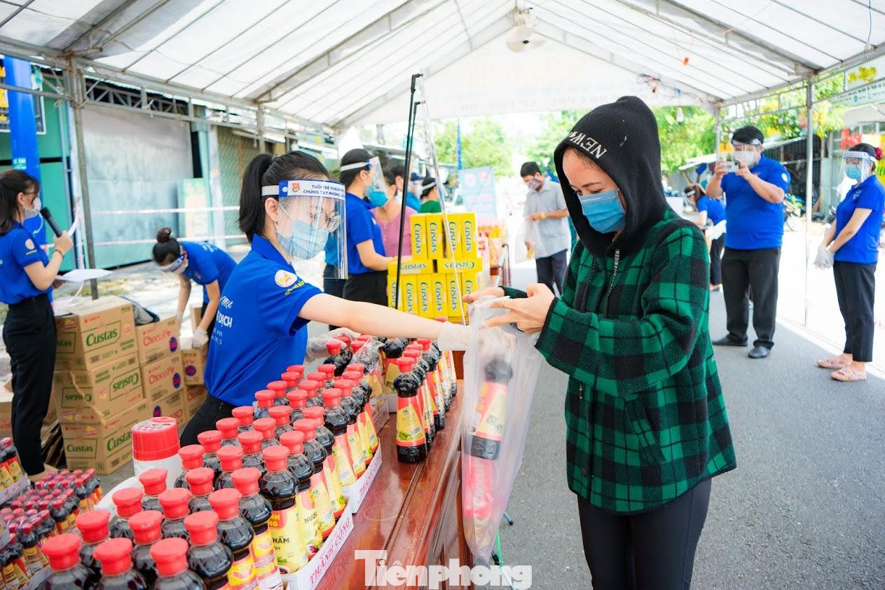 Được mua hàng 0 đồng vào thời điểm này khiến người dân rất vui