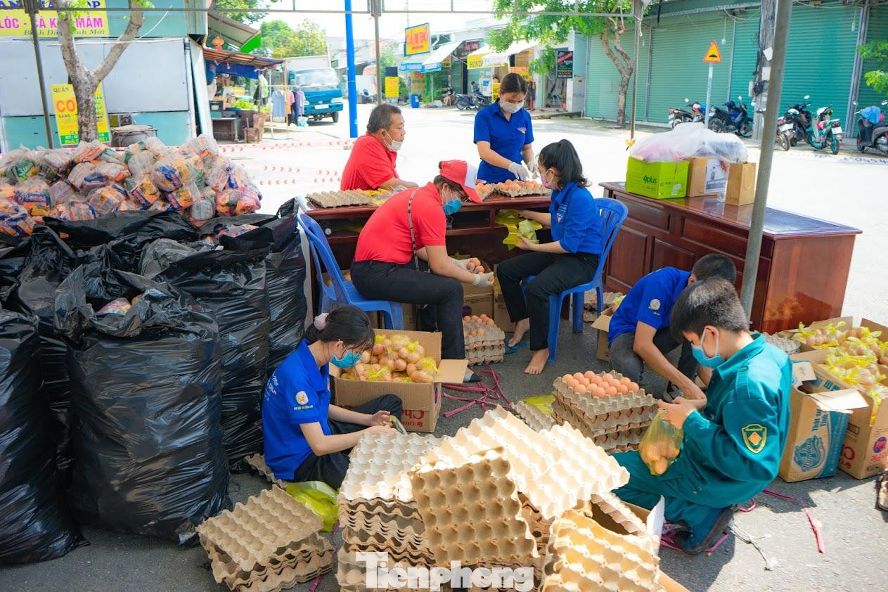 Hàng hóa được các tình nguyện viên chuẩn bị từng phần