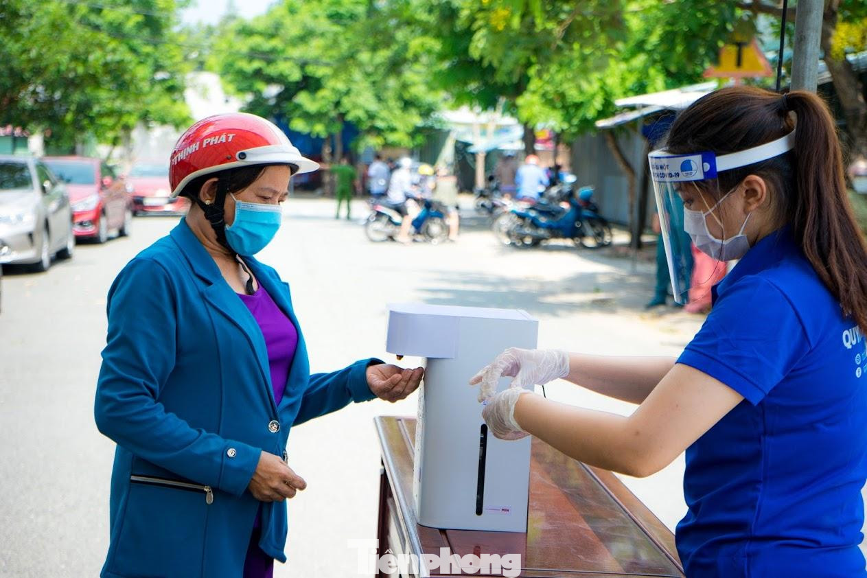 Người dân đến mua hàng được sát khuẩn