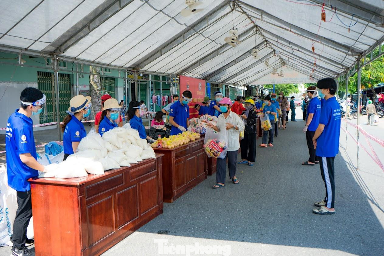 Phiên chợ 0 đồng cung cấp đầy đủ nhu yếu phẩm phục vụ người dân