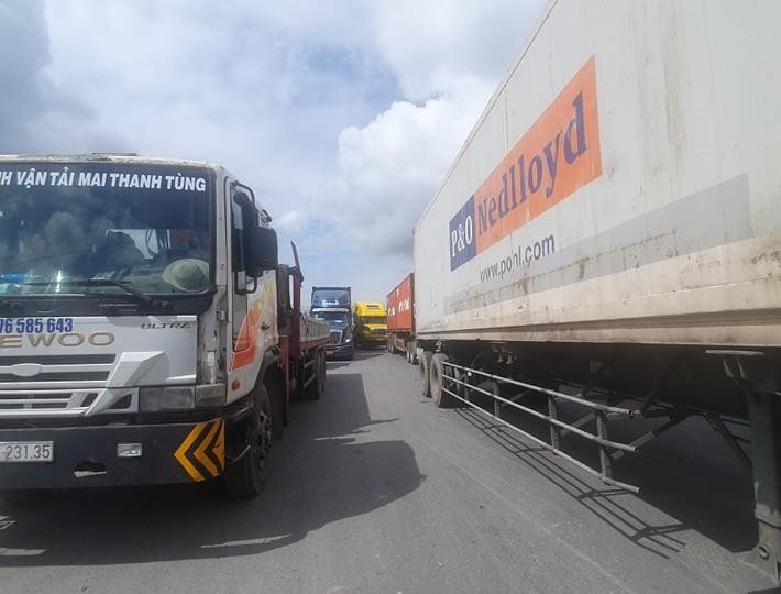 Hướng từ KCN Sóng Thần đến ngã tư 550 bị ùn tắc