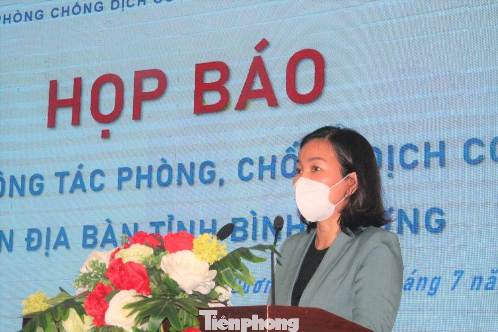 Bà Trương Thị Bích Hạnh - Trưởng ban Tuyên giáo Tỉnh ủy Bình Dương thông tin tại buổi họp báo