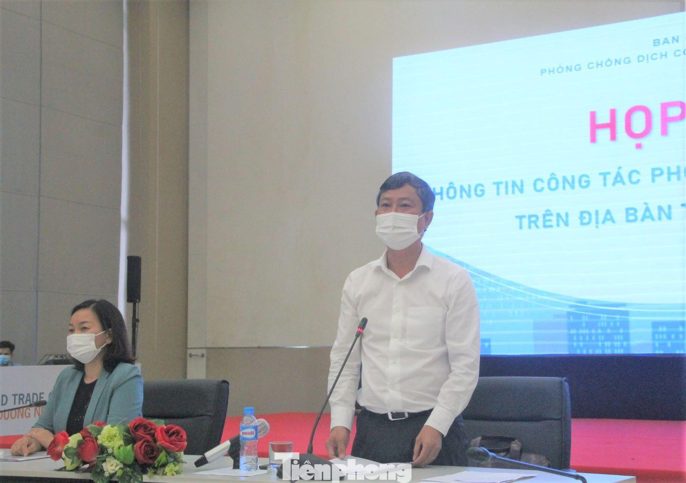 Chủ tịch UBND tỉnh Bình Dương Võ Văn Minh phát biểu tại buổi họp báo