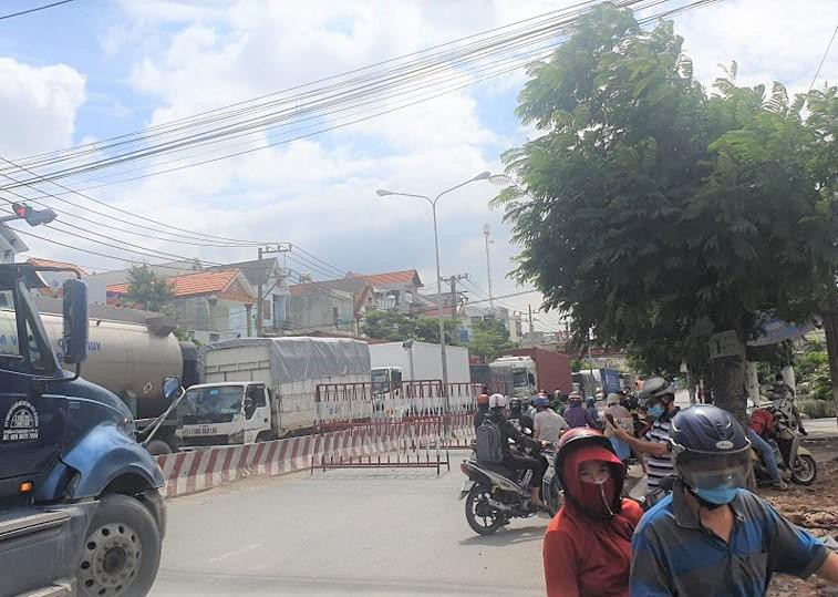 Nhiều người quay đầu vì chờ lâu