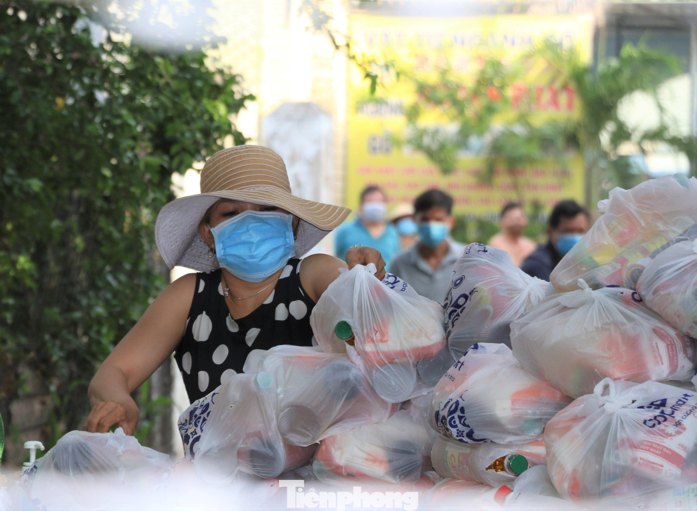 Người dân Bình Dương nhận hỗ trợ nhu yếu phẩm từ cơ quan chức năng và mạnh thường quân Người dân Bình Dương nhận hỗ trợ nhu yếu phẩm từ cơ quan chức năng và mạnh thường quân