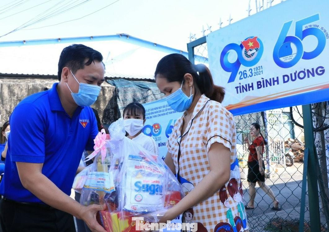 Tỉnh đoàn Bình Dương hỗ trợ người lao động khó khăn do dịch bệnh Tỉnh đoàn Bình Dương hỗ trợ người lao động khó khăn do dịch bệnh