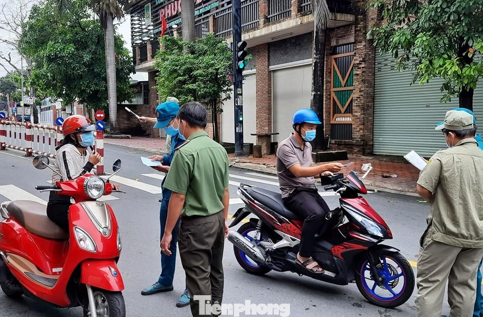 Ngày 19/7, Ban Chỉ đạo phòng, chống dịch bệnh COVID-19 tỉnh Bình Dương thông tin hiện trên địa bàn tỉnh này có 2.859 ca mắc COVID-19 tính trong đợt dịch lần thứ tư. Trong đó, có 8 ca bệnh tử vong và 51 bệnh nhân mắc COVID-19 tiên lượng nặng. Bình Dương có 196 trường hợp mắc COVID-19 khỏi bệnh và cho xuất viện theo dõi tại nhà. Hiện, Bình Dương có 9 khu điều trị bệnh nhân COVID-19 trên địa bàn với gần hơn 2.900 bệnh nhân đang điều trị, trong đó có 41 phụ nữ mang thai, 28 người trên 65 tuổi, 74 người có bệnh lý nền, 51 người có diễn biến nặng.