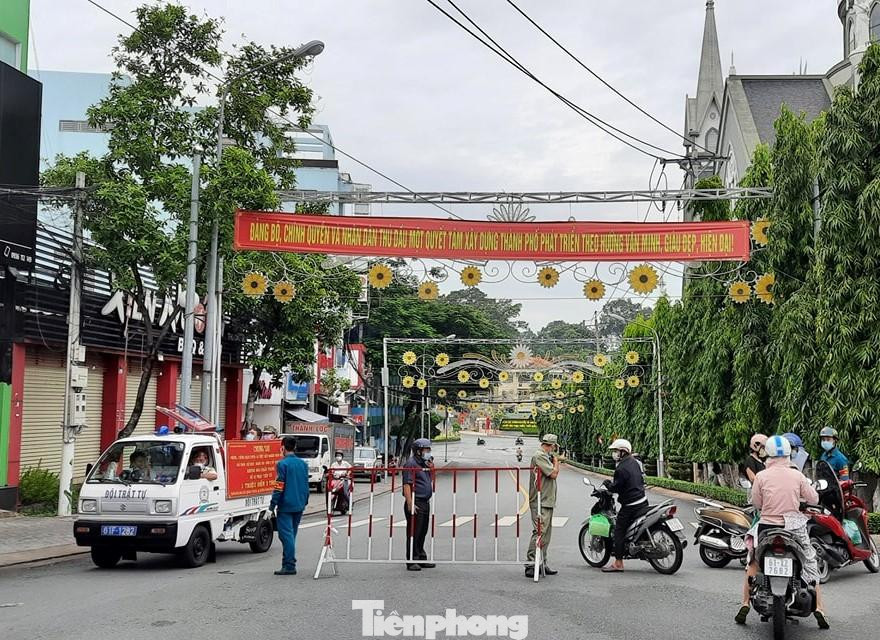 Hôm nay, Bình Dương ngày đầu áp dụng cách ly toàn xã hội 15 ngày. Các xã, phường trên địa bàn tỉnh Bình Dương đồng loạt ra quân lập chốt kiểm tra người đi đường. Trường hợp người dân ra đường được xác định không có lý do chính đáng sẽ bị xử lý theo quy định.