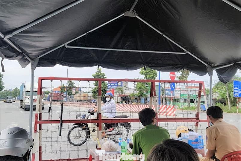 Một chốt kiểm soát trên đường Mỹ Phước Tân Vạn Một chốt kiểm soát trên đường Mỹ Phước Tân Vạn