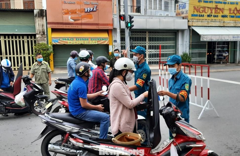 Theo Ban chỉ đạo phòng, chống dịch COVID-19 tỉnh Bình Dương cho biết, bình quân mỗi xã, phường trên địa bàn bố trí khoảng 10 chốt để kiểm soát dịch bệnh. Ngoài ra còn có lực lượng tuần tra lưu động và xe phát loa tuyên truyền công tác phòng, chống dịch để người dân tuân thủ quy định. Trong ảnh: Bình Dương đồng loạt lập chốt kiểm soát người ra đường (Ảnh: Phú Cường)