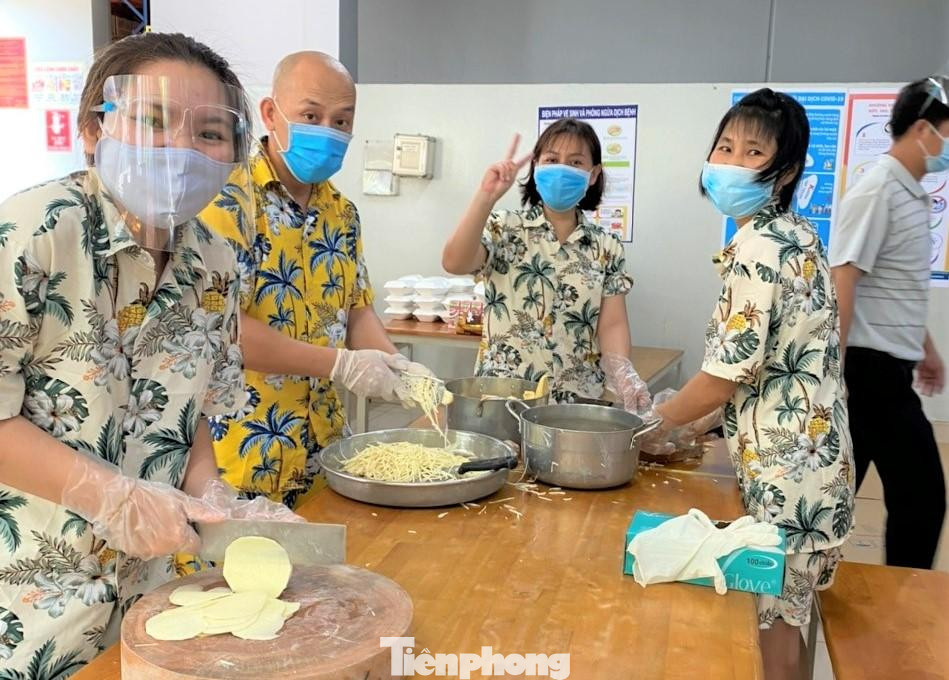 Người lao động nấu ăn tại chỗ sau khi tan ca Người lao động nấu ăn tại chỗ sau khi tan ca